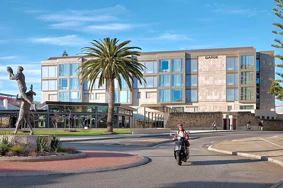 Garde and Warders Hotel