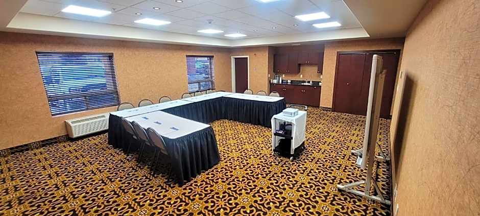 Holiday Inn Express & Suites Whitecourt By IHG