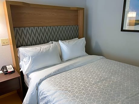 1 Bedroom Suite 1 King River View